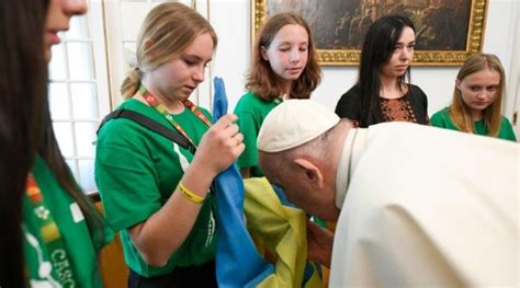 El Papa saluda a 15 jóvenes ucranianos en Lisboa oración por el