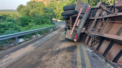 Carreta Tomba E Deixa Tr Nsito Lento Na Estrada De Chapada R Dio Cbn