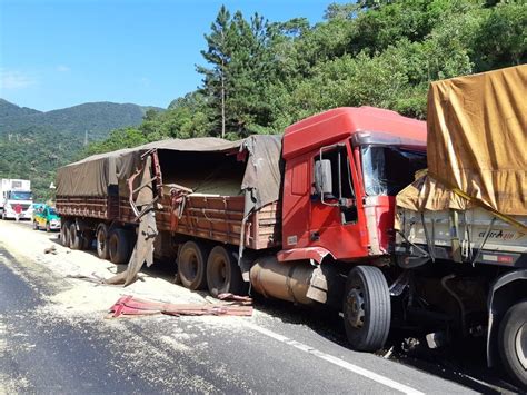 Acidente entre dois caminhões e dois carros deixa feridos na BR 376 em