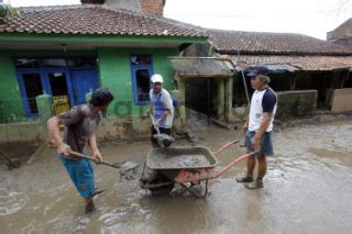 Pembersihan Lumpur Sisa Banjir Di Kampung Bojong Asih Datatempo