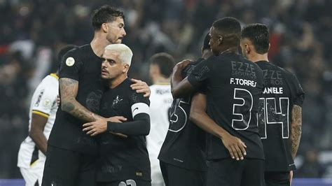 Corinthians volta a vencer de virada na Neo Química Arena após dez meses