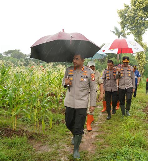 Guyuran Hujan Tak Surutkan Semangat Kolaborasi Kapolres Metro Jakarta