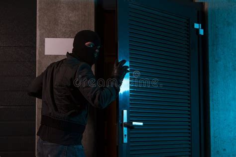 Assaltante Do Ladr O Na Quebra De Casa Foto De Stock Imagem De