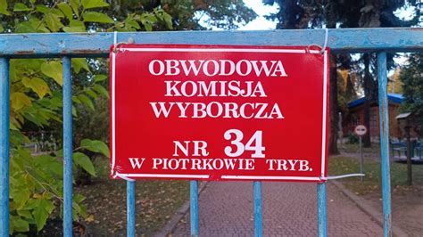 Śmierć w lokalu wyborczym na łódzkiej Retkini w Piotrkowie głosujący