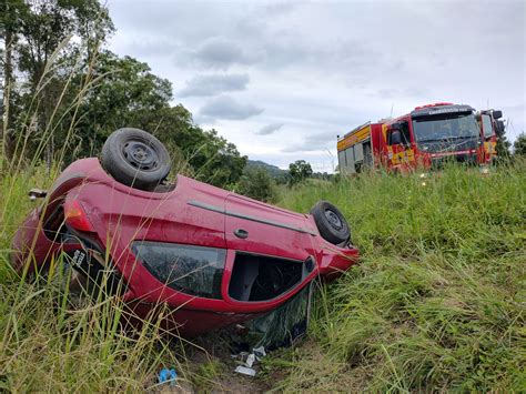 Acidente entre carro e caminhão deixa homem gravemente ferido em Lages