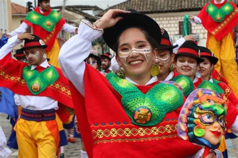 Coloridas Comparsas Animan Las Celebraciones De Carnaval En Carchi