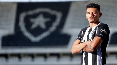 Tiquinho Soares chega ao Botafogo Gabriel Pires é apresentado