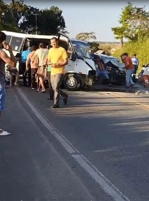 Colisão entre van e carro deixa 11 feridos em trecho da BR 316 em AL