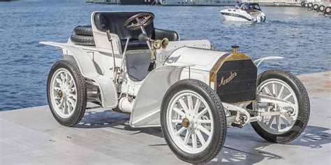 mercedes  brand   shines     years