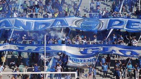 Barras De Godoy Cruz Se Enfrentaron En El Gambarte Y Hubo Dos Heridos