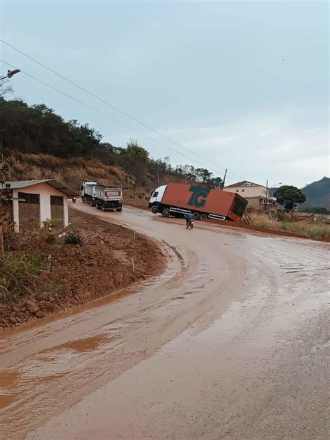 Carangola Not Cias Caminh O Sai Da Pista No Desvio Da Br Em Abre