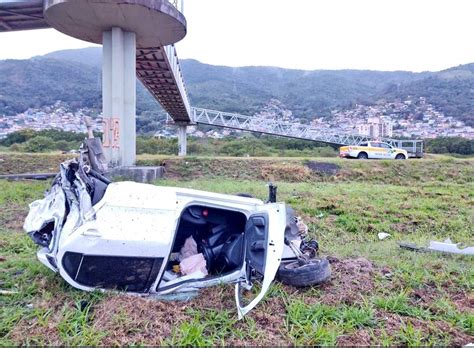 Motorista Fica Ferido Ap S Capotar Carro Na Sc Em Florian Polis