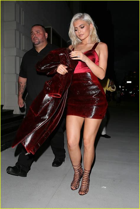 Kylie Jenner Debuts Her Blonde Hair During Dinner With Friends Photo Photo Gallery