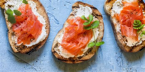 Bruschetta salmão e cream cheese temperado