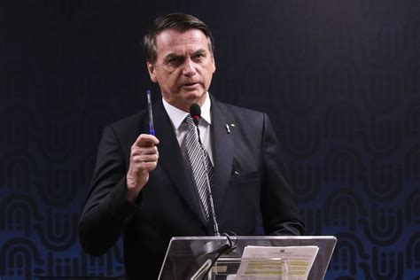 Bolsonaro diz que indicará evangélico para STF pelos valores familiares