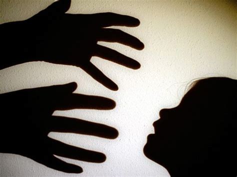 Mutter soll Tochter für Sex verkauft haben