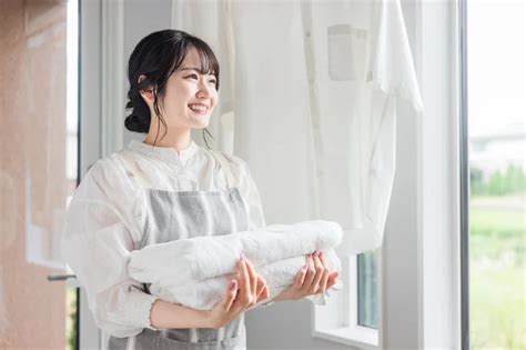 柔軟剤を使うとタオルが乾きやすい！？梅雨時期に知っておきたい部屋干しで早く乾かすコツ レタスクラブ