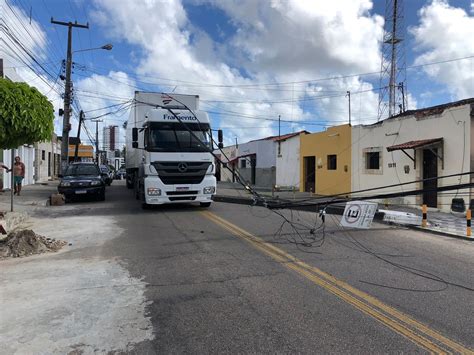 Caminh O Arrasta Fios E Derruba Poste Na Zona Leste De Natal Rio