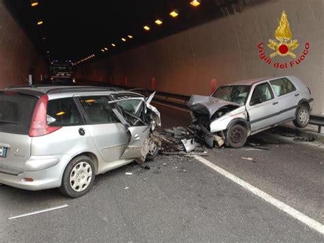 Vigili Del Fuoco Avellino Intervengono Per Un Incidente Stradale Sull