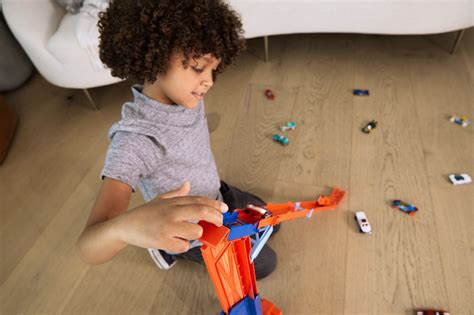 Hot Wheels Mega Transportator Masini Si Pista De Lansare EToys Ro Acum Cu Livrare La Easybox