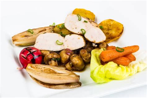 Pollo Con I Funghi Sauteed Gli Scalogni E Le Carote Lustrate Immagine