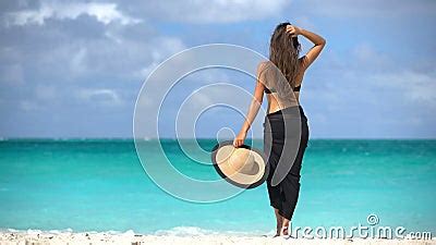 Mujer En Bikini Negro Y Sarong De Pie En La Playa Concepto De