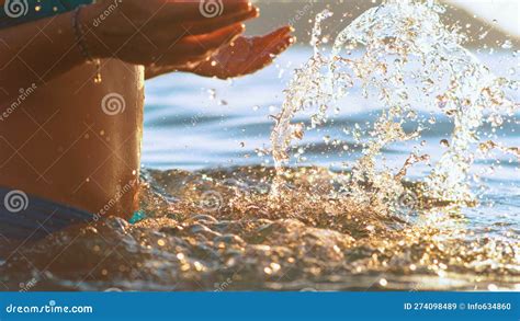 Cerrar Mujer Irreconocible En Bikini Azul Salpicando Agua De Mar Con Las Manos Imagen De