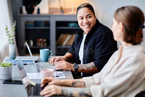 Mujeres Modernas Que Trabajan En Empresas Foto De Archivo Imagen De