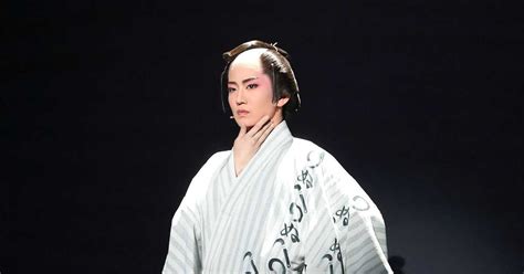 礼華はるがバウホール初主演、宝塚歌劇月組「月の燈影（ほかげ）」開幕 サンスポ