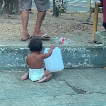 Bebê de 1 ano fotografado em semáforo é resgatado pela polícia em