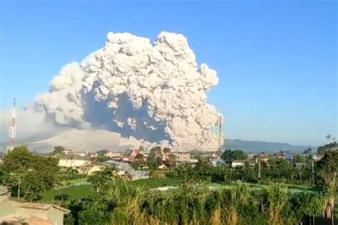 Sinabung Erupsi Lagi Tinggi Kolom Abu Capai Kilometer