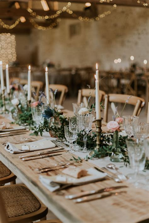 Mariage dans une grange une déco rustique chic avec des tables et des