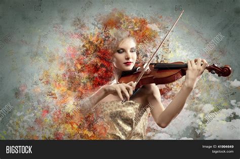 Hermosa Mujer Tocando El Violín Fotos Stock E Imágenes Stock Bigstock