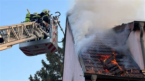 Dachstuhlbrand Und Zeitgleich Mehrere Eins Tze Fordern Feuerwehr