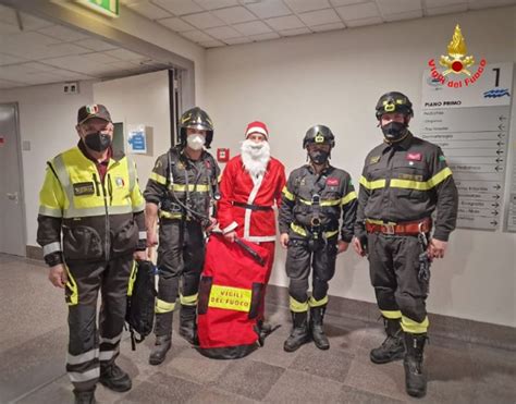 Lecco in Pediatria Babbo Natale è arrivato scortato dai vigili del