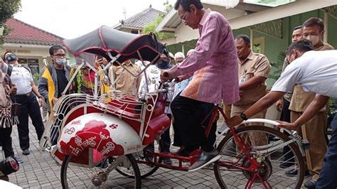 Sri Sultan Hb X Coba Becak Kayuh Tenaga Alternatif Jadi Lebih Ringan