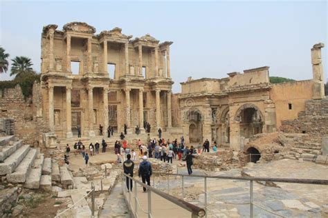 Ruinas De La Biblioteca Celsius Y Puerta De Augusto En Efeso En La