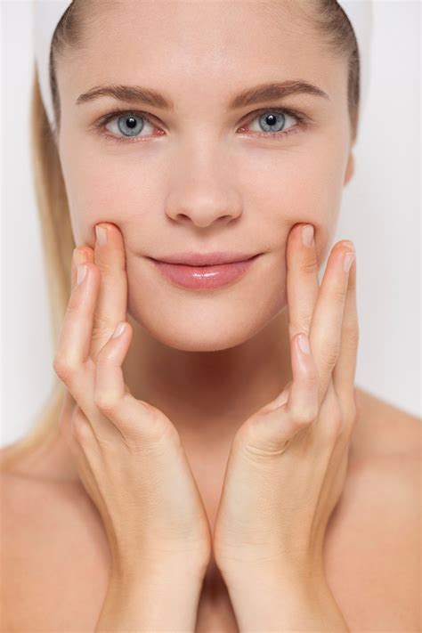 Ejercicios De Yoga Facial Para Rejuvenecer La Piel De Tu Rostro Vogue