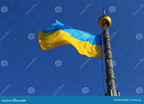 флаг украины на фоне голубого неба Стоковое Фото - изображение ...