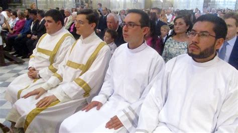 Las Im Genes De La Ordenaci N De Los Sacerdotes Y Los Di Conos