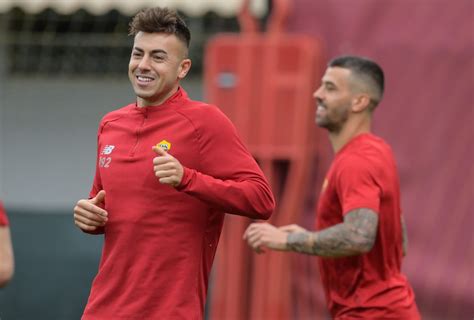 Trigoria Roma In Campo Per Preparare La Trasferta Di Firenze Foto