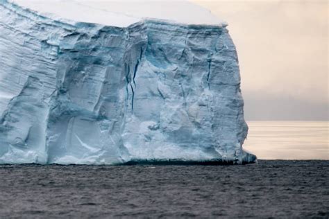 O triplo de SP maior iceberg do mundo se move para o Oceano Antártico