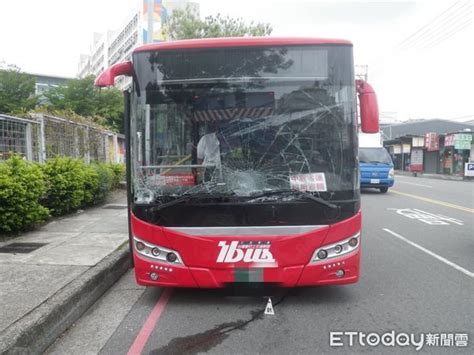 斜坡忘拉手煞車！台中公車司機下車買便當「被前後2車夾中間」亡 Ettoday社會新聞 Ettoday新聞雲