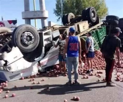 Se Qued Sin Frenos Volc Y Perdi La Carga En Una Rotonda De