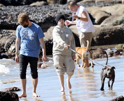 Index Of Wp Contentuploadsphotosbillie Eilishseen Out On The Beach