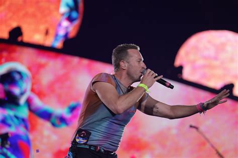 Coldplay uses strange technology at Bay Area concert