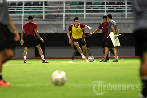 Timnas Indonesia Gelar Latihan Malam Hari Di Stadion GBT Foto 9