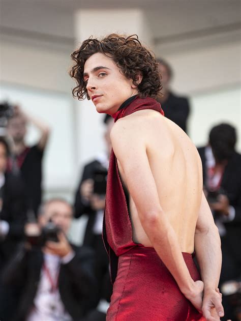 Der Tag Timothée Chalamet präsentiert rückenfreien Look in Venedig n