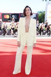 Phoebe Waller Bridge The Banshees Of Inisherin Red Carpet At Venice