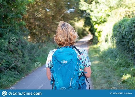 Mujer Vista En Una Excursión Con Una Mochila Azul En La Espalda Imagen